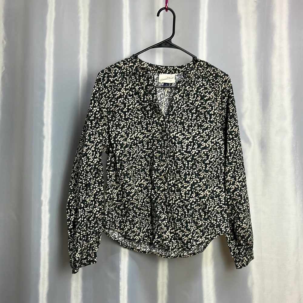 Universal thread women’s top. 1589